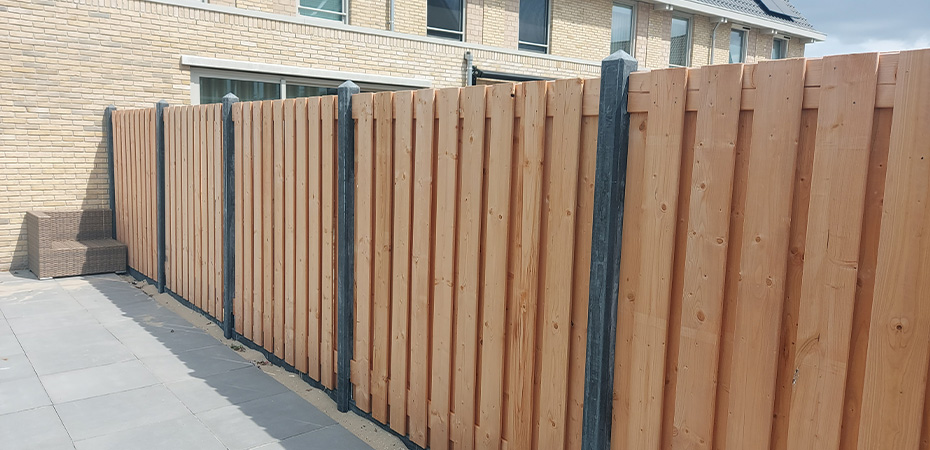Het onderhouden van hout: tips voor schuttingen en tuinhuisjes