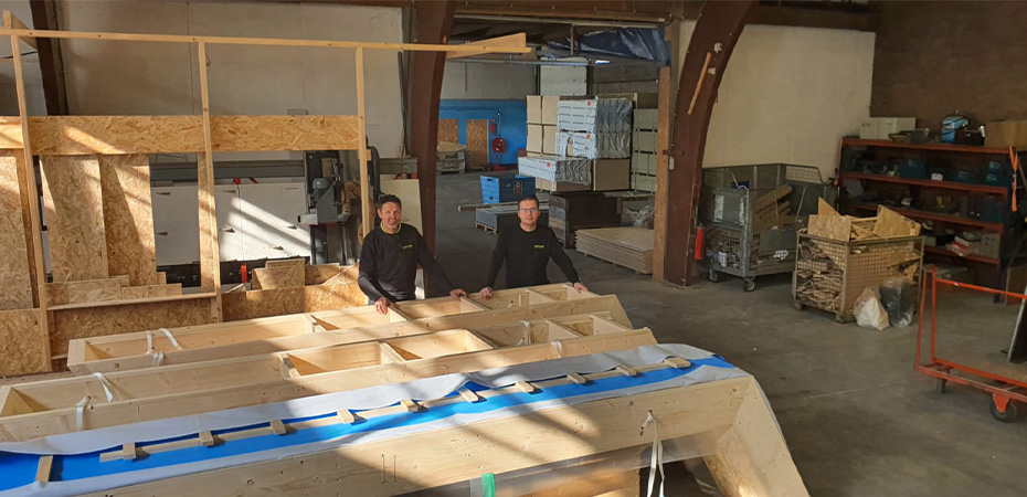 Kijkje achter de steigers bij Prefab Houtbouw West-Holland